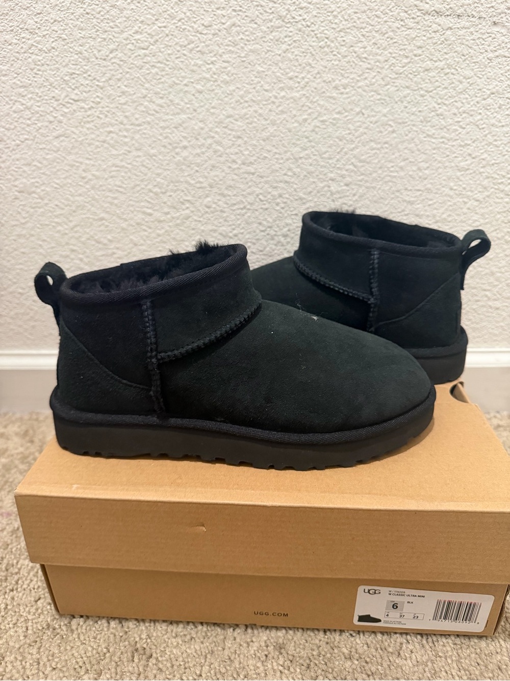 “New” UGG Black Classic Ultra Mini Suede Boots size6